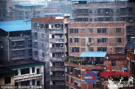 广西南宁:城中村惊现大规模“亲嘴楼”