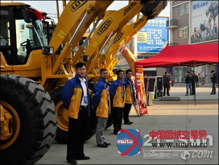 雷沃ETX+装载机成都街舞 舞出冬日激情