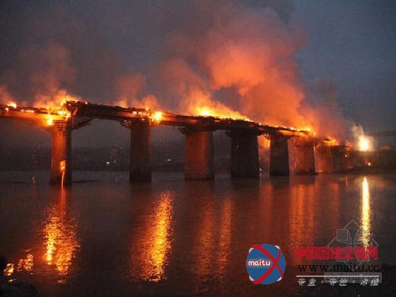 亚洲第一风雨廊桥重庆濯水古镇失火被烧毁