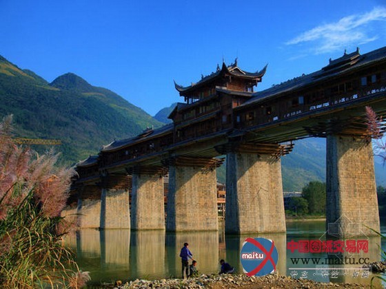 亚洲第一风雨廊桥重庆濯水古镇失火被烧毁