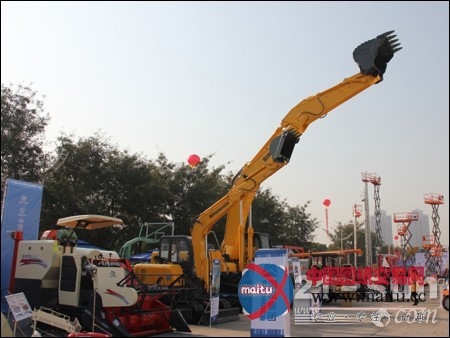 国机重工SINOMACH挖掘机亮相义乌装博会