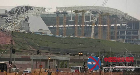 巴西世界杯球场再发事故 顶棚坍塌LED屏幕损坏