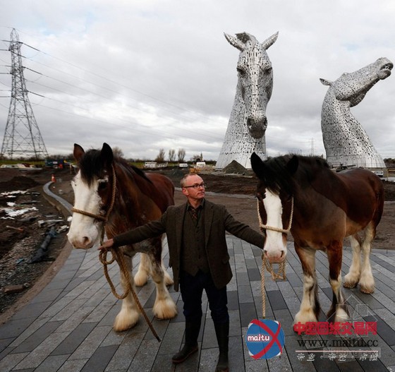 “马头”雕塑封顶 “小伙伴”来助阵