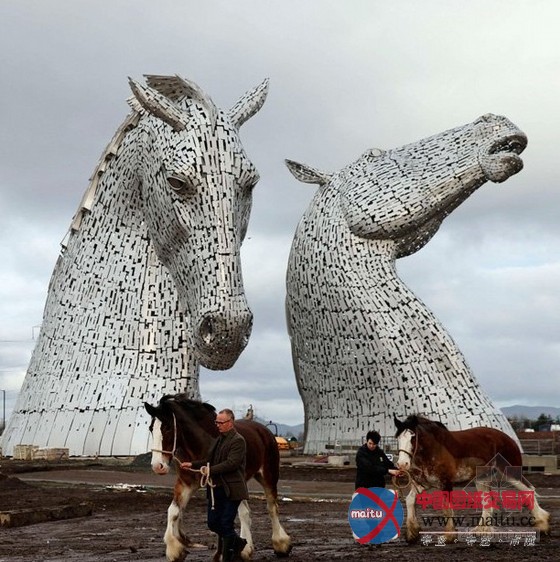 “马头”雕塑封顶 “小伙伴”来助阵