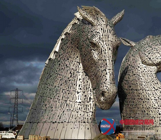 “马头”雕塑封顶 “小伙伴”来助阵