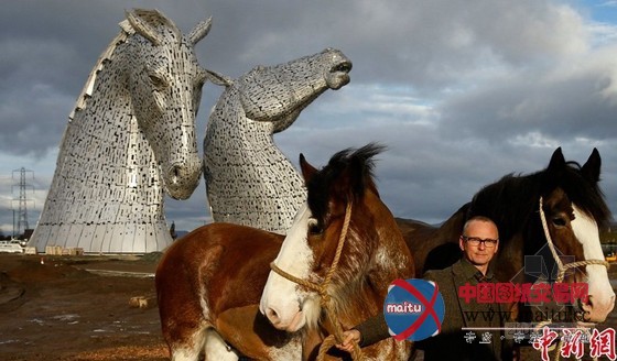 “马头”雕塑封顶 “小伙伴”来助阵