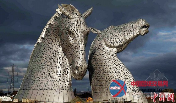 “马头”雕塑封顶 “小伙伴”来助阵