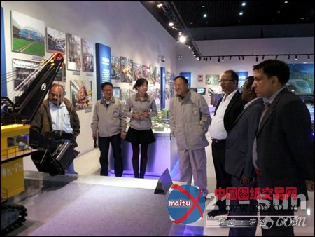 印度两公司客人来访太原重工考察挖掘机