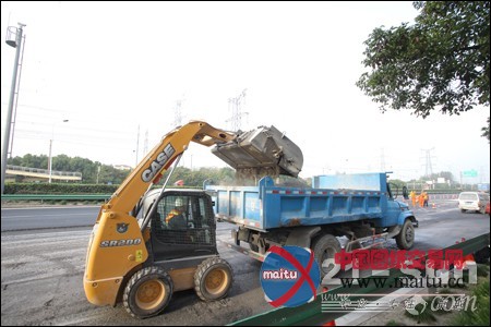 公路清扫压力大 凯斯滑移装载机日夜忙