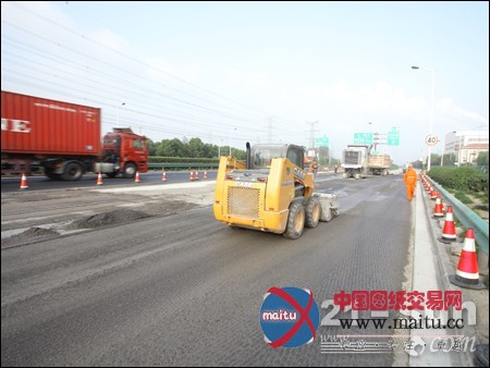 公路清扫压力大 凯斯滑移装载机日夜忙