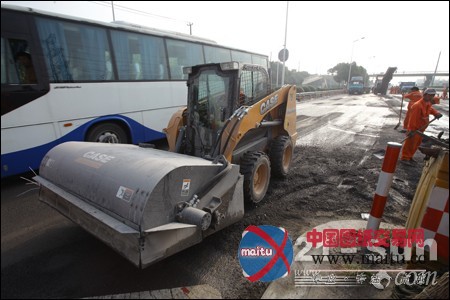 公路清扫压力大 凯斯滑移装载机日夜忙