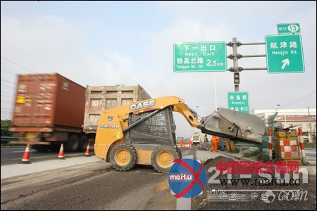 公路清扫压力大 凯斯滑移装载机日夜忙