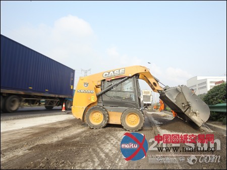公路清扫压力大 凯斯滑移装载机日夜忙