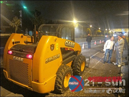 现场:凯斯滑移深夜现身 公路养护更轻松