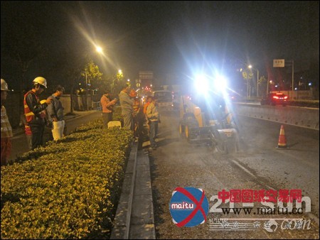 现场:凯斯滑移深夜现身 公路养护更轻松