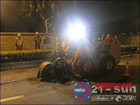 现场:凯斯滑移深夜现身 公路养护更轻松