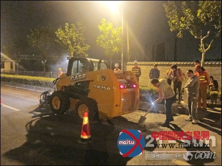 现场:凯斯滑移深夜现身 公路养护更轻松