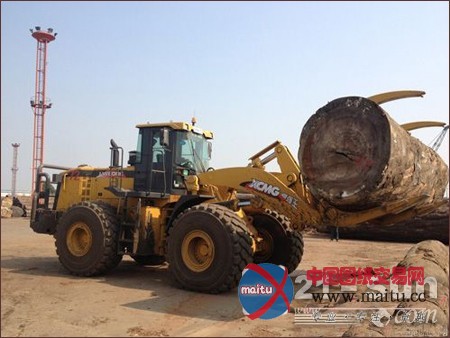 徐工8吨级夹木钳装载机华东某港口投入实战