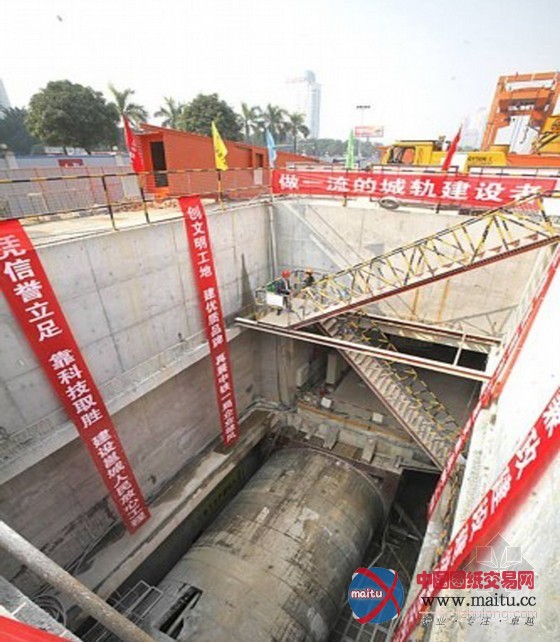 钻地龙为地铁打洞 在地下16米处施工