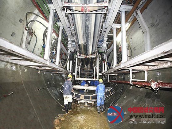 钻地龙为地铁打洞 在地下16米处施工