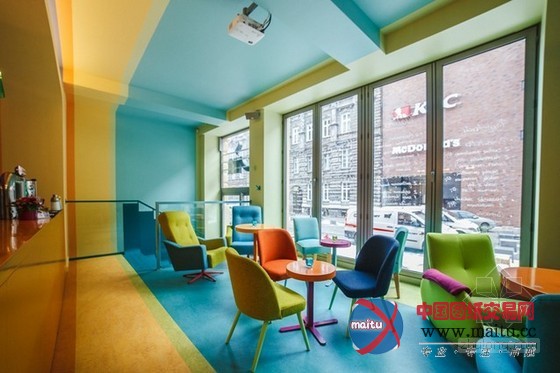 波兰Cafein小酒馆设计 色彩装饰让人心情澎湃