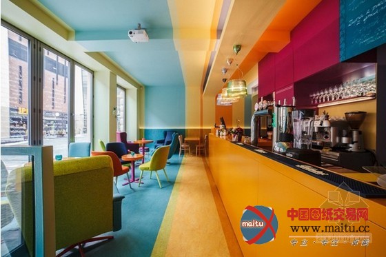 波兰Cafein小酒馆设计 色彩装饰让人心情澎湃