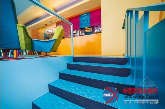 波兰Cafein小酒馆设计 色彩装饰让人心情澎湃