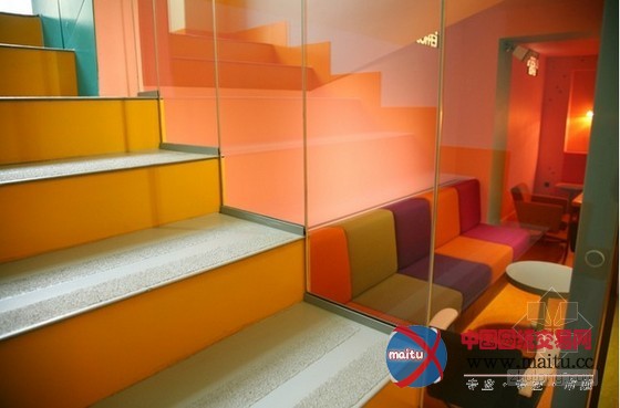 波兰Cafein小酒馆设计 色彩装饰让人心情澎湃