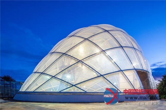 奥胡斯植物园中迷人的透明温室