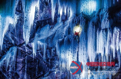 瑞士摄影师700米电线造“彩色冰瀑”