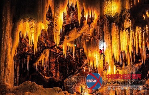 瑞士摄影师700米电线造“彩色冰瀑”