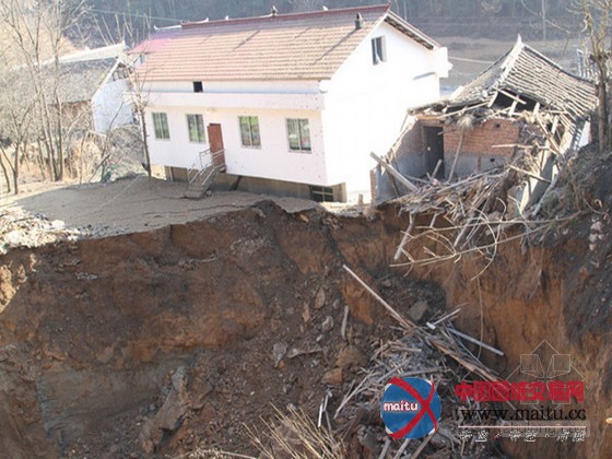 广元地陷直径60米天坑 11间房屋塌陷