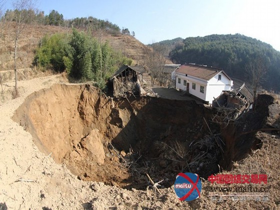 广元地陷直径60米天坑 11间房屋塌陷