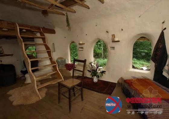 Michael Buck用250美元建造的英格兰迷人土团屋