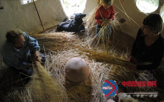 Michael Buck用250美元建造的英格兰迷人土团屋