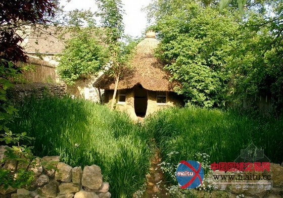 Michael Buck用250美元建造的英格兰迷人土团屋