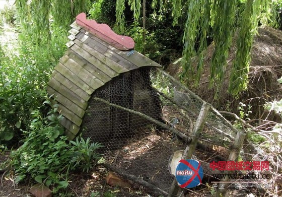 Michael Buck用250美元建造的英格兰迷人土团屋