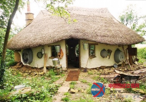 Michael Buck用250美元建造的英格兰迷人土团屋