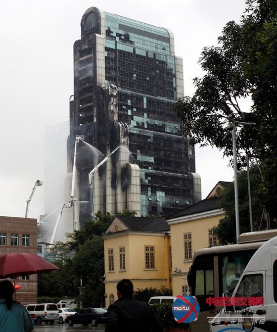 广州烂尾楼燃烧长达12小时之久 存在楼塌风险