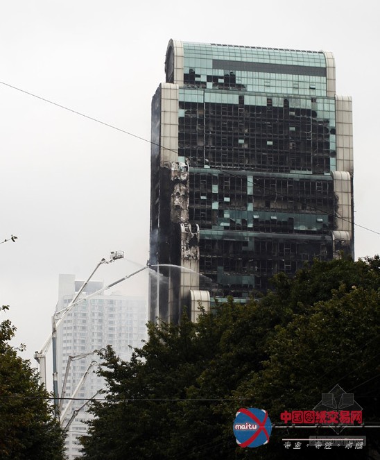 广州烂尾楼燃烧长达12小时之久 存在楼塌风险