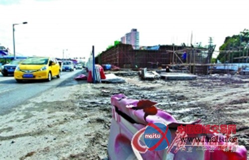 占道施工处 扬尘数百米