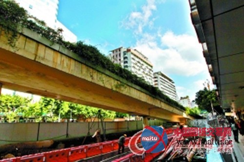 占道施工处 扬尘数百米