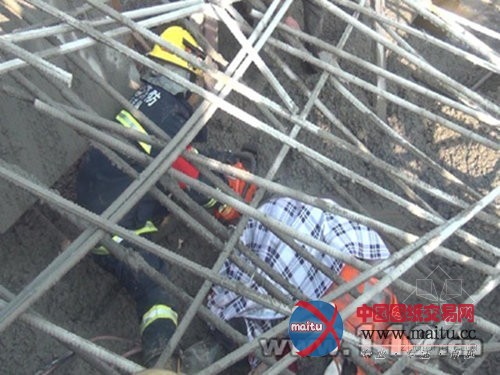 江苏一在建码头施工垮塌 两名工人被困