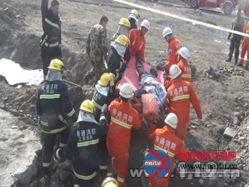 江苏一在建码头施工垮塌 两名工人被困