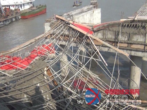 江苏一在建码头施工垮塌 两名工人被困