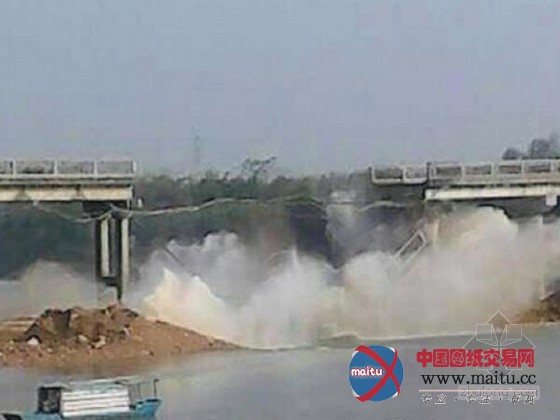 江门恩平圣堂大桥坍塌瞬间(组图)-路桥市政-中