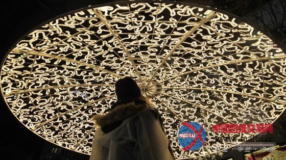 Brut Deluxe设计的柏林圣诞彩灯