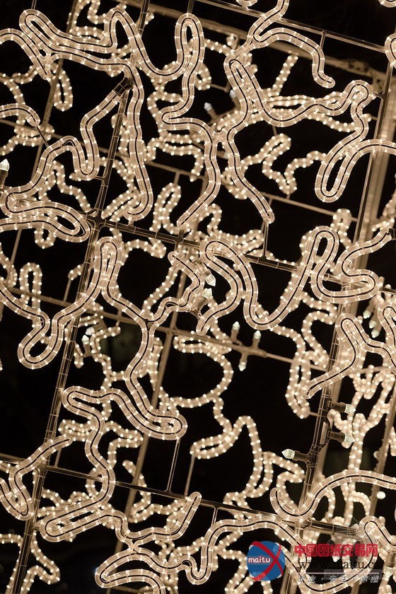 Brut Deluxe设计的柏林圣诞彩灯