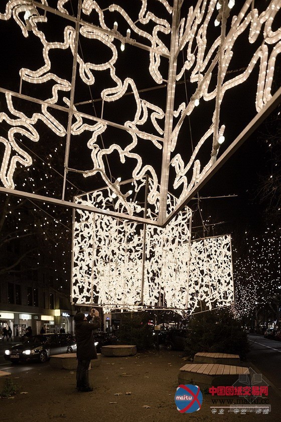 Brut Deluxe设计的柏林圣诞彩灯