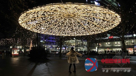 Brut Deluxe设计的柏林圣诞彩灯